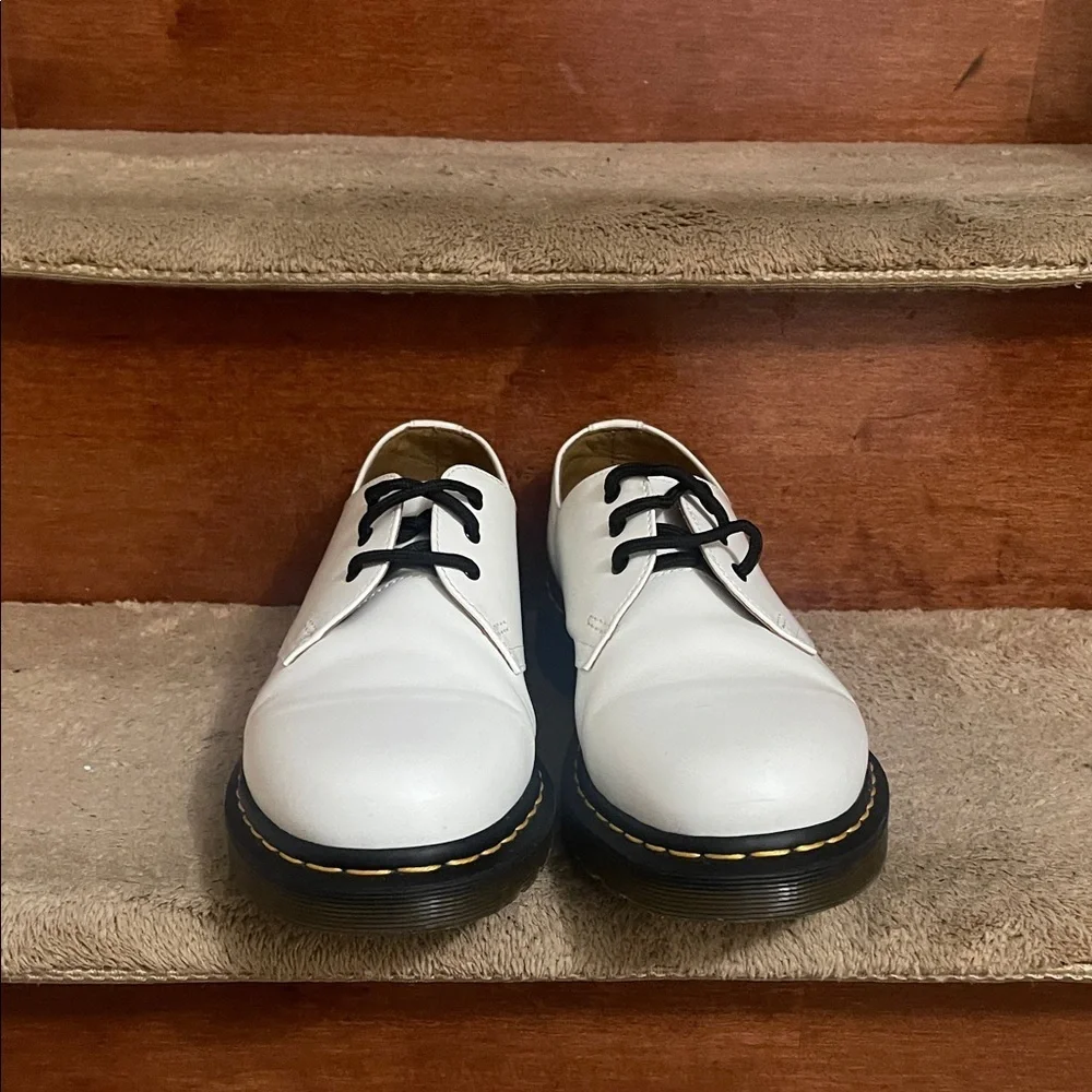 NWOT Dr. Martens White Leather Oxfords with Black Accents Men’s Size 8